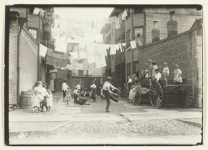 Terrain de jeu dans un village industriel (Terrain de jeu dans une allée de taudis), Boston - Lewis Wickes Hine