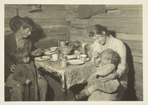 Famille rurale pauvre vivant dans un fumoir, Oklahoma, prise en charge par la Croix-Rouge
