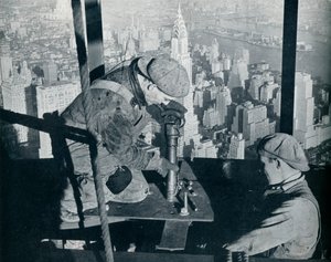 Rivetage des derniers boulons sur le mât du matin de l