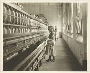 Sadie Pfeifer, fileuse dans une filature de coton, Lancaster, Caroline du Sud