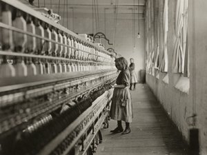 Sadie Pfeifer, fileuse dans une filature de coton, Lancaster, Caroline du Sud