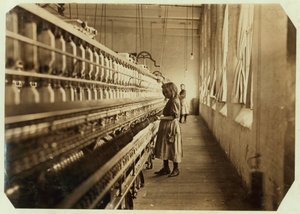 Sadie Pfeifer, seulement 4 pieds de haut, travaille depuis 6 mois aux Lancaster Cotton Mills, Caroline du Sud, 1908 - Lewis Wickes Hine