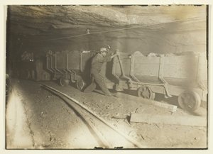 Sans titre (wagons de charbon dans une mine) - Lewis Wickes Hine