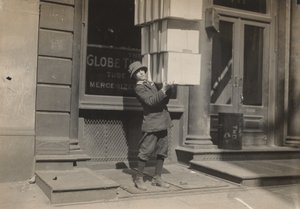 Garçon de chariot aidant à charger le chariot, vers 1914 - Lewis Wickes Hine