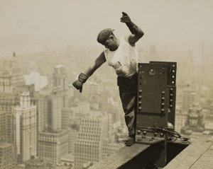 Un ouvrier donne un signal fort à l