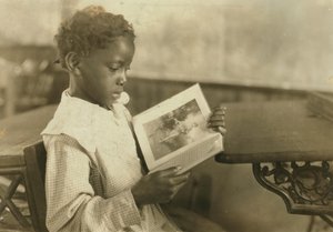 Jeune fille lisant un livre en classe, Pleasant Green School, Marlinton, Pocahontas County, Virginie-Occidentale, USA, c.1921