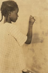 Jeune fille écrivant sur un tableau noir en classe, Pleasant Green School, Marlinton, comté de Pocahontas, Virginie-Occidentale, USA vers 1921 (photo sépia) - Lewis Wickes Hine