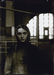 Jeune juive russe, Ellis Island, 1905 - Lewis Wickes Hine