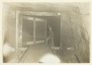 Jeune trappeur dans une mine de charbon en Virginie occidentale) - Lewis Wickes Hine