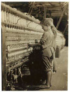Jeunes doffers remplaçant des bobines pleines à North Pownal, Vermont, 1910