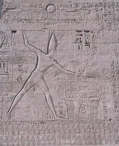 Sculptures sur le mur d