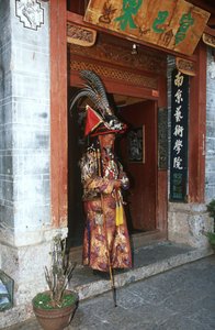 Chine, Yunnan, Lijiang, homme en costume traditionnel Naxi