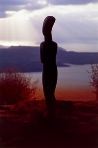 Idole cycladique sur fond de côte au coucher du soleil, îles des Cyclades, Grèce, civilisation cycladique (photo) - Unbekannt Unbekannt