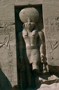Égypte, Nubie, Abou Simbel, Grand Temple de Ramsès II, façade, niche avec statue du dieu soleil Râ