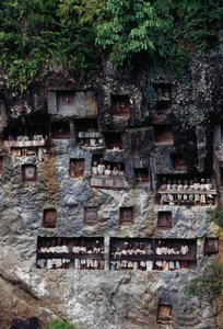 Nichoirs funéraires avec figures mortuaires Tau Tau, village de Lemo, île de Sulawesi, Indonésie - Unbekannt Unbekannt