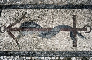 Mosaïque représentant un dauphin et une ancre, île de Délos (Liste du patrimoine mondial de l