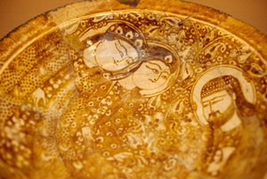 Assiette décorée de visages masculins et féminins, de Kashan, Iran - Unbekannt Unbekannt