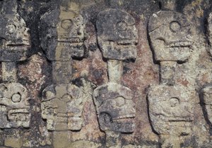 Relief représentant des crânes humains, détail du Tzompantli, ou Mur des Crânes, site archéologique de Chichen Itza (site du patrimoine mondial de l