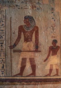 Sarenput, tenant le roseau et le sceptre Sekhem, suivi de son fils Ankhu, peinture murale, Tombe de Sarenput II, nécropole de Qubbet el-Hawa, près d