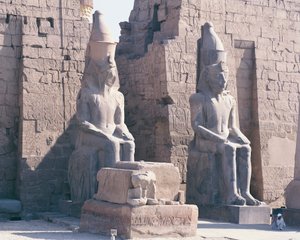 Temple de Louxor, pylône de Ramsès II, deux statues colossales du roi