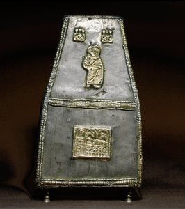 Archéologie du Moyen Âge : boîte en argent pour reliques