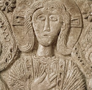 Archéologie du Moyen Âge : détail du Christ, bas-relief de l
