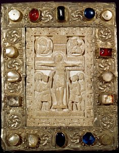 Archéologie du Moyen Âge : art barbare de Lombardie : la paix du duc Orso. La partie en ivoire représente le Christ crucifié entouré de la Vierge, Saint Longin le Centurion et Saint Jean. Art lombard du 9e siècle
