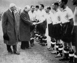 Winston Churchill salue l
