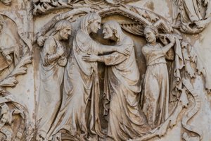 Marie visitant Élisabeth, détail des scènes de la vie du Christ (bas-reliefs de Lorenzo Maitani, avant 1275-1330, troisième colonne, façade de la cathédrale d