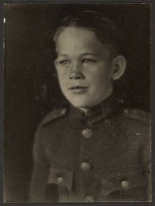 [Garçon habillé en uniforme]
