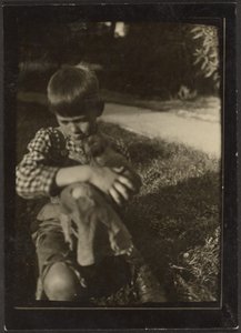 [Garçon tenant un petit animal]