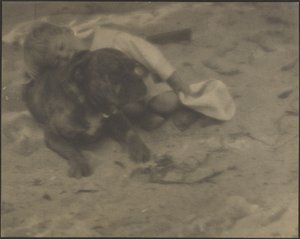 [Garçon se reposant sur un chien] - Louis Fleckenstein