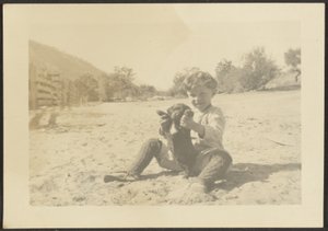 [Garçon et chien sur la plage] - Louis Fleckenstein