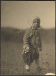 [Enfant portant un bonnet dans un champ] - Louis Fleckenstein