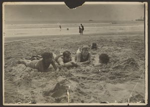[Enfants allongés dans le sable à la plage] - Louis Fleckenstein