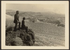 [Couple dans un paysage désertique] - Louis Fleckenstein