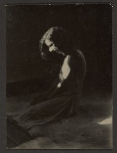 [Danseuse agenouillée dans l
