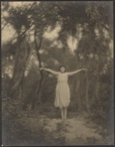 [Danseuse dans un jardin]
