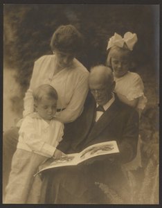 [Portrait de famille avec un livre d