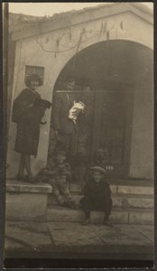 [Famille devant le studio Fleckenstein à Long Beach] - Louis Fleckenstein