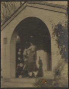 [Danseuse devant la maison] - Louis Fleckenstein
