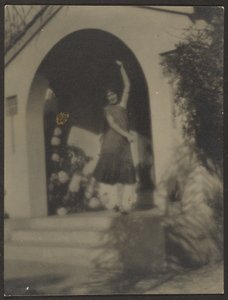 [Danseuse devant la maison] - Louis Fleckenstein