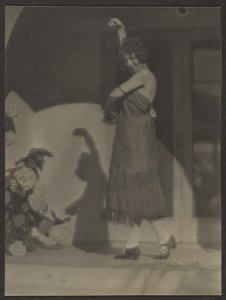 [Danseuse devant la maison] - Louis Fleckenstein
