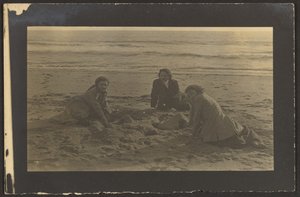 [Figures assises sur la plage]