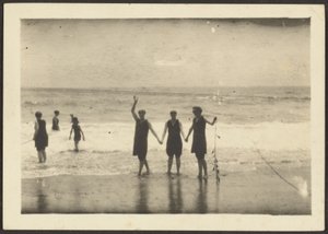 [Figures sur une plage tenant des algues] - Louis Fleckenstein