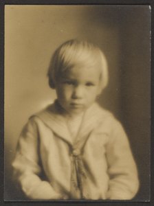 [Garçon aux cheveux blonds]