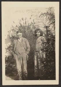[Fleckenstein et Florence dans le jardin] - Louis Fleckenstein