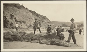 [Fleckenstein avec son appareil photo et sa famille à la plage] - Louis Fleckenstein