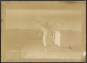 [Florence danse en costume amérindien] - Louis Fleckenstein