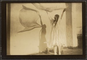 [Florence danse en costume amérindien] - Louis Fleckenstein